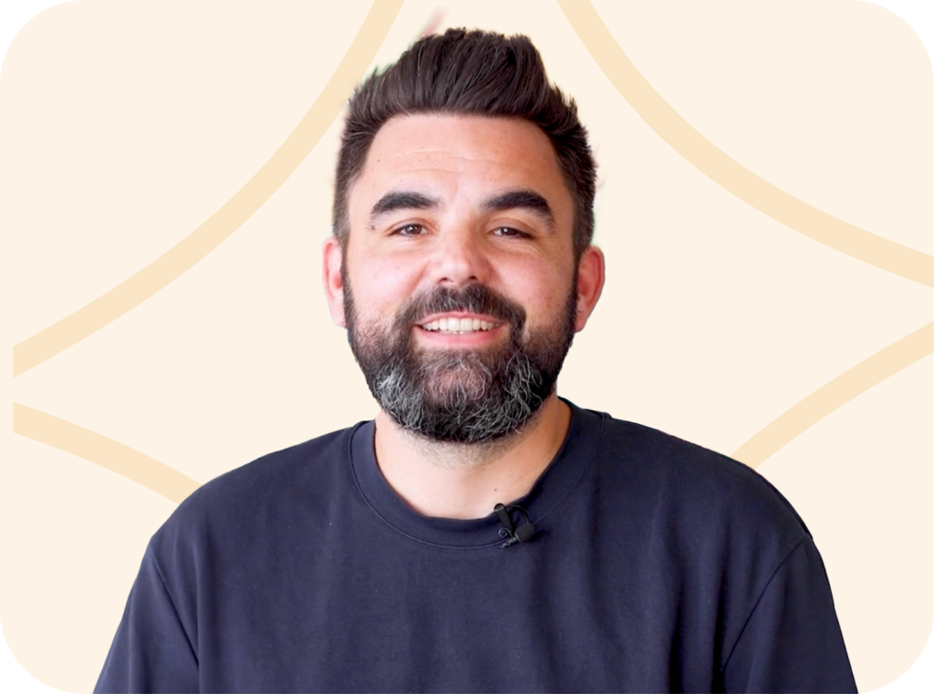 Portrait de face d'un chef de projet intranet dans une agence Sharepoint