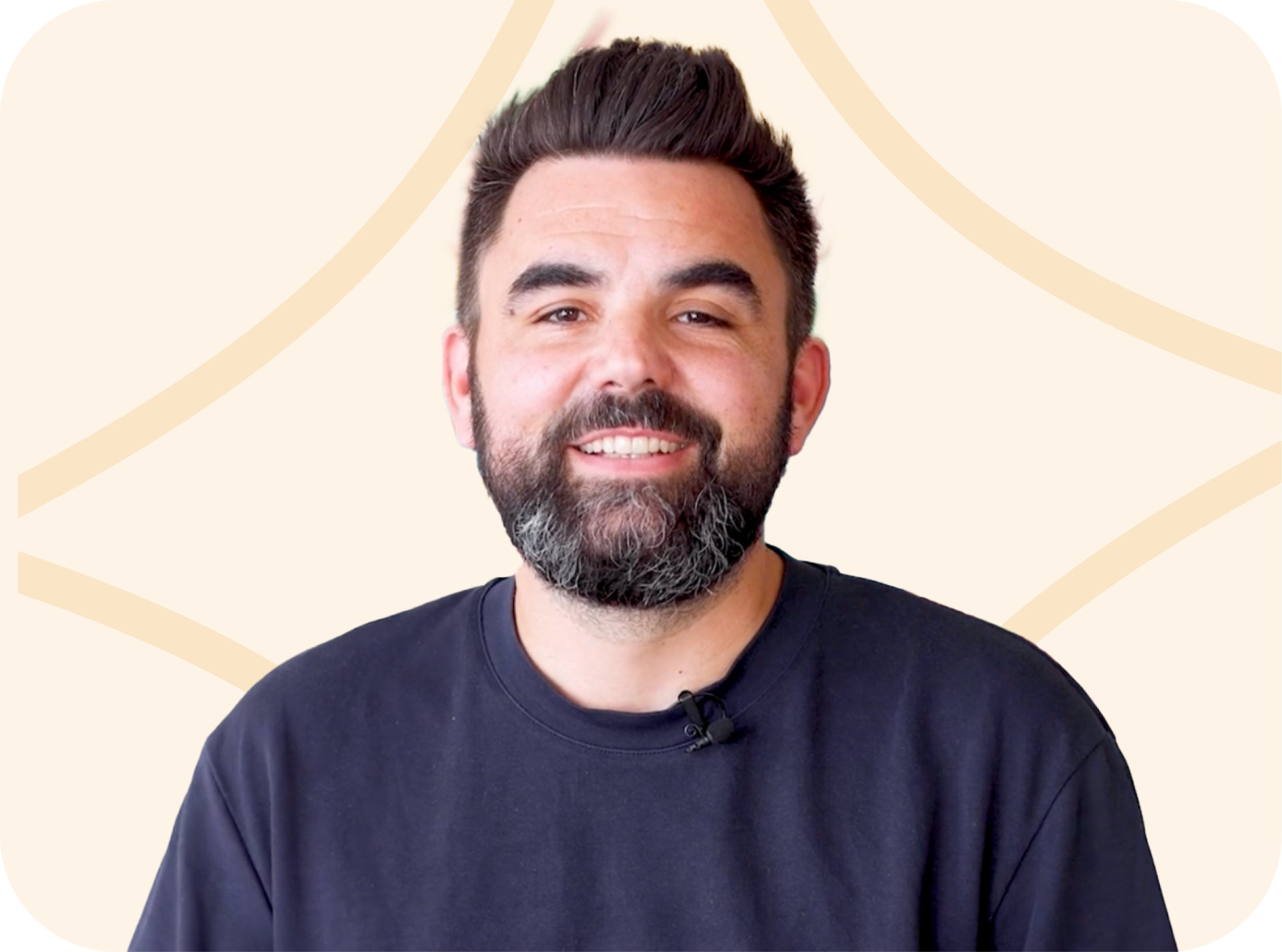 Portrait de face d'un chef de projet intranet dans une agence Sharepoint