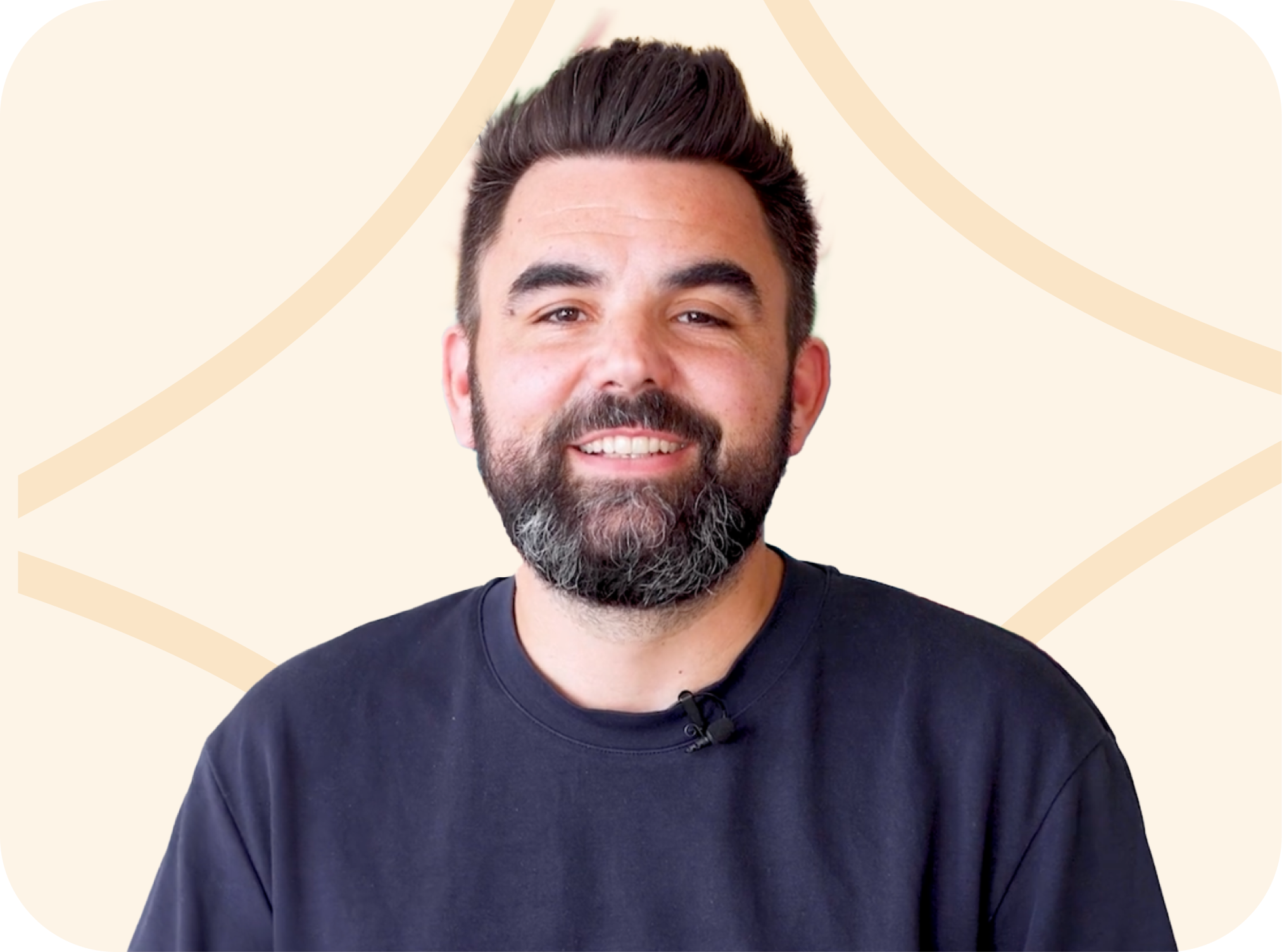 Portrait de face d'un chef de projet intranet dans une agence Sharepoint