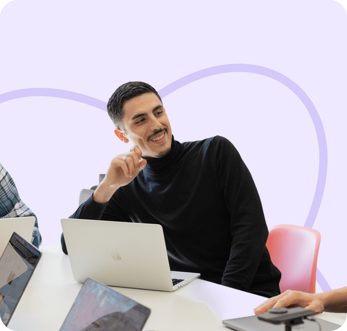 Collaborateur souriant en réunion d'agence intranet, utilisant un ordinateur portable